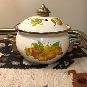 1970s tiny enamelware cottagecore stockpot with air vent lid